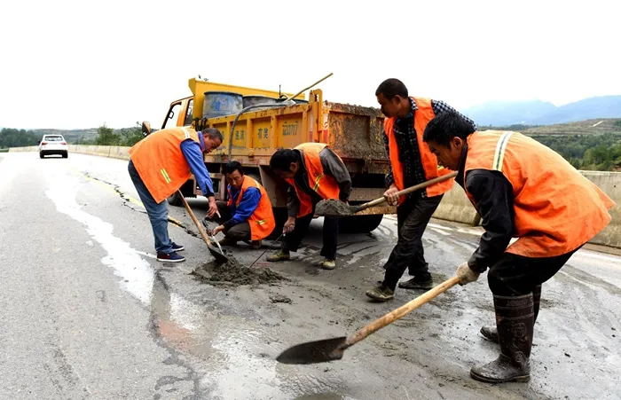 合肥道路路面维修修补各种水泥起砂脱皮露石子维修